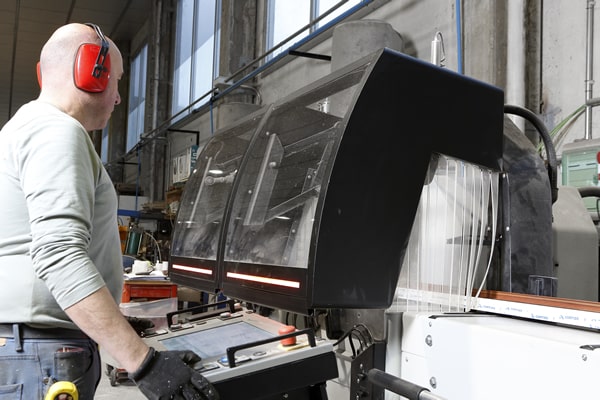 Fabricante e instalador de ventanas, cerramientos, barandillas y todo tipo de carpintería metálica a medida para profesionales de la construcción, de la arquitectura y la decoración 